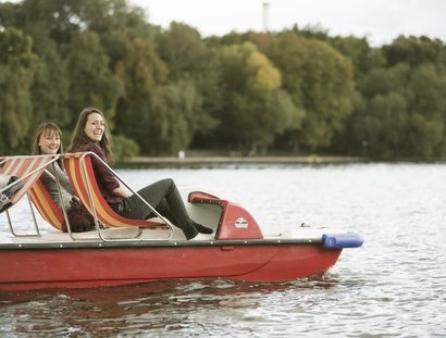 Frauenpärchen beim Tretbootfahren