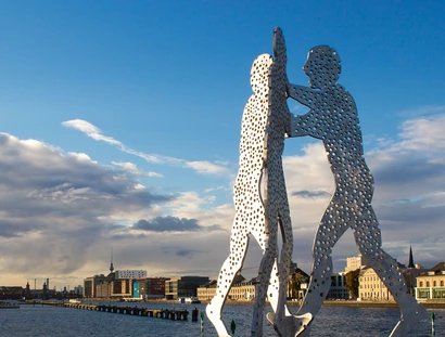 Molecule Men stehen auf der Spree in Berlin