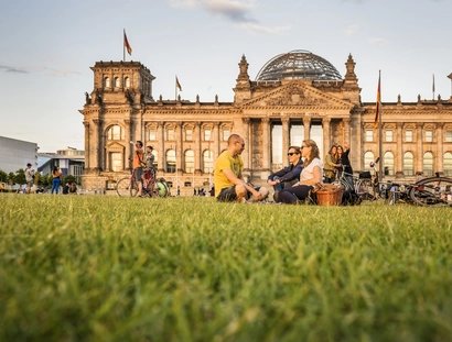 Picnic en el Reichstag de Berlín a la luz del sol del atardecer