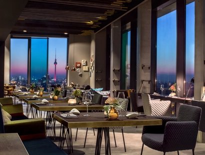 Restaurant Skykitchen im andel’s by Vienna House mit Blick über die Skyline von Berlin