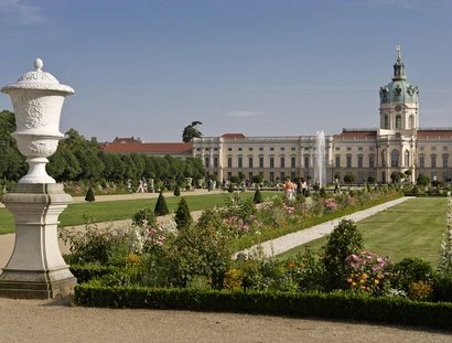 Promeneurs dans le parc estival du château de Charlottenburg
