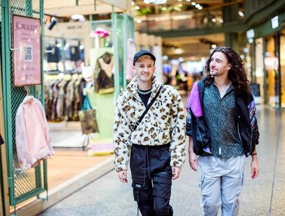 Deux amis font du shopping au Bikini Berlin