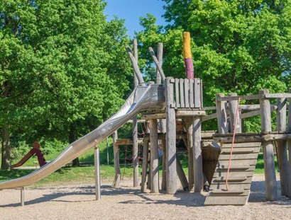 Spielgerüst mit Rutsche 