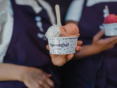 Due palline di gelato in una coppa al cucchiaio di Berlino