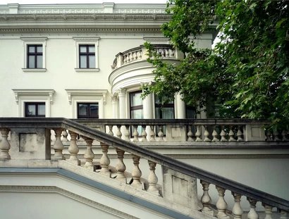 Villa von der Heydt, Außenansicht mit Treppe