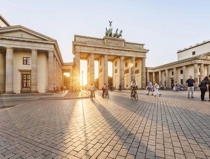 Il punto di riferimento di Berlino, la Porta di Brandeburgo alla luce del sole