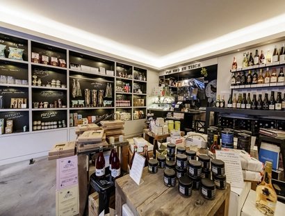 Innenraum Von und zu Tisch mit Lebensmitteln und Wein aus aller Welt