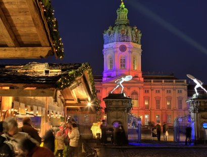 Mercatino di Natale davanti al Palazzo di Charlottenburg a Berlino