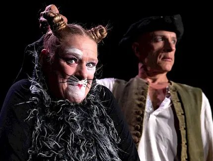 Märchen im Glaspalast von und mit dem Hexenberg Ensemble: Das Mädchen mit den Schwefelhölzern I Der gestiefelte Kater