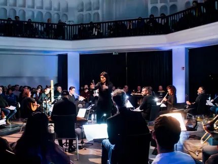 Wie hier im Bild im Silent Green, verwandelt das Trickster Orchestra auch in der Nikolaikirche Architektur in Klang.