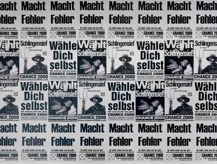 Wahlplakate mit schwarzem Text auf weißem Hintergrund: "Macht Fehler", "Wählt Schlingensief", "Wähle Dich selbst", "Schlingensief in den Bundestag!".