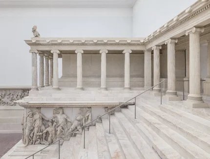 Pergamonaltar, um 170 v. Chr., in den Ausstellungsbereichen der Antikensammlung im Mittelteil des Pergamonmuseums