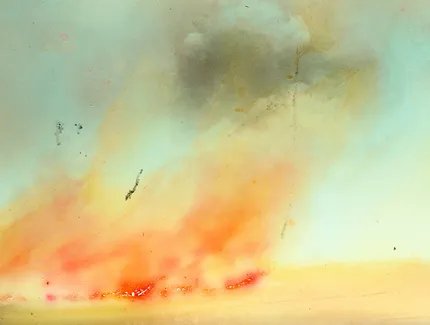 Abstrakte Malerei in Aquarelltechnik: Rauch und Flammen in rötlichen und gelblichen Tönen auf blau-grünem Hintergrund.