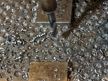 Die Bohrmaschine in der Historischen Werkstatt wird von einer Dampfmaschine über Lederriemen und eine Transmissionswelle angetrieben.