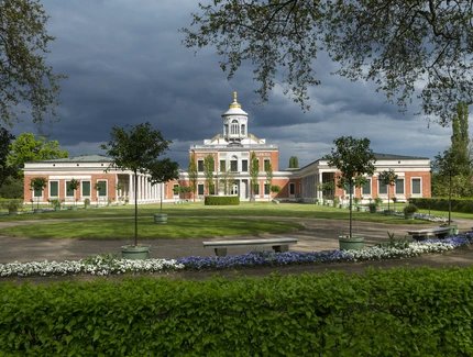Potsdam, Neuer Garten, Marmorpalais, Hauptbau mit beiden Seitenflügeln, Blick aus Westen.