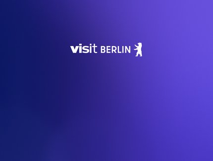 Blauer Hintergrund mit dem weißen Logo von visitBerlin