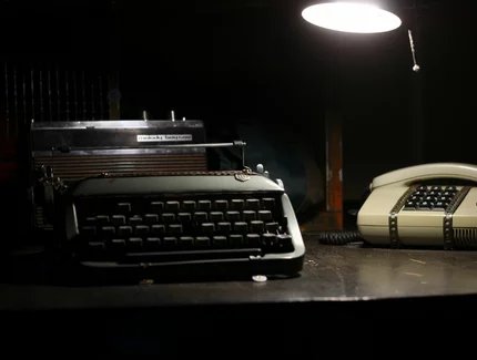 ESCAPE Berlin - altes Telefon und Schreibmaschine