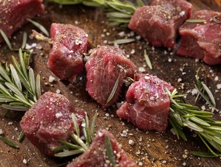 Rohes Fleisch mit Rosmarin
