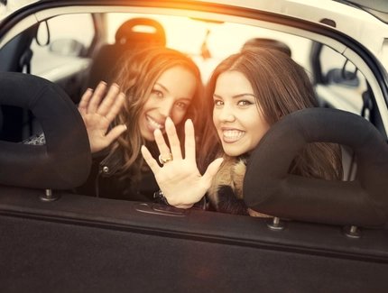 Freundinnen im Taxi