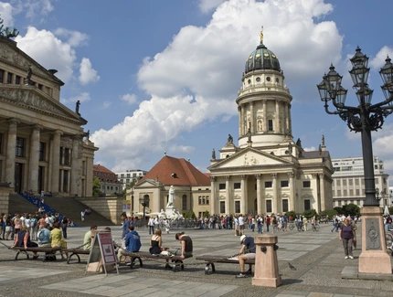 Konzerthaus (Salle de concert) et Französischer Dom (Cathédrale française) sur le Gendarmenmarkt de Berlin