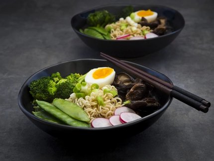 Ramen Suppe mit Ei, Zuckerschote, Brokkoli, Nudeln, Shiitake Pilzen und Radieschen