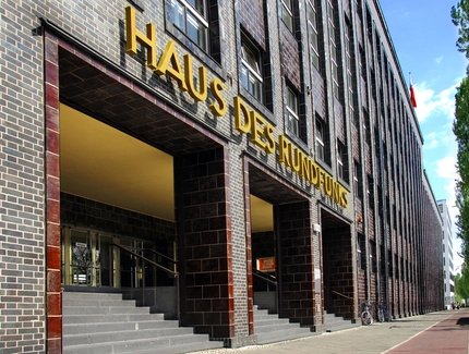 Eingangsportal Haus des Rundfunks in Berlin