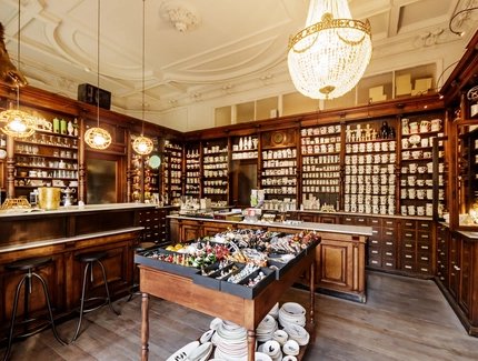 Innenraum Kühn Keramik Shop Holzregale mit Geschirr und Tassen