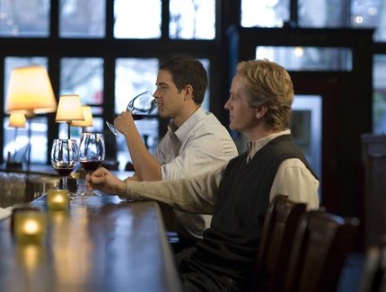Zwei Männer trinken Wein in Berlin