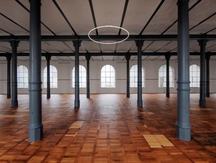 Suelo industrial histórico con columnas de hierro fundido