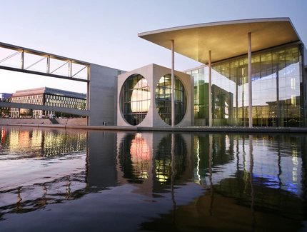 Das Marie-Elisabeth-Lüders-Haus spiegelt sich in der Spree