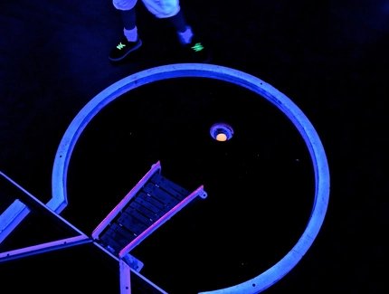 Minigolfbahn einer Schwarzlicht-Minigolf-Anlage