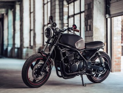 Schwarzes Motorrad in Garage