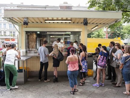 Menschen vor dem Imbiss Mustafas Gemüse-Kebab