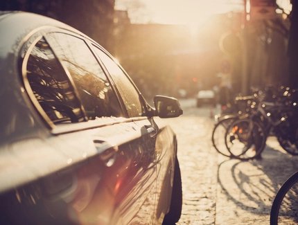 Auto am Straßenrand im Sommer