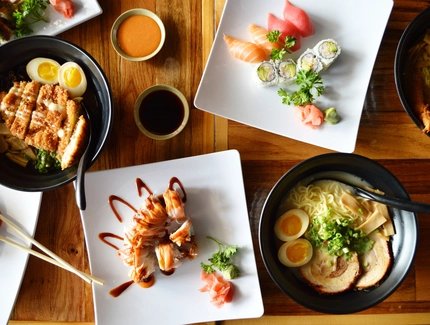 Sushi und Ramen in einem Restaurant in Berlin 