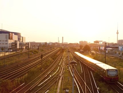 Conexión con el S-Bahn: Vista desde el Warschauer Brücke en Ostbahnhof al atardecer