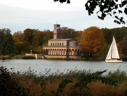 Segelboot vor Heilandskirche Sacrow bei Potsdam.