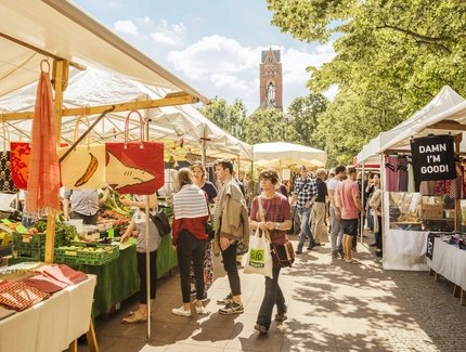 Visitatori al settimanale Winterfeldmarkt di Berlino Schöneberg