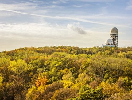 Blick auf den Teufelsberg vom Drachenberg im Grunewald Berlin