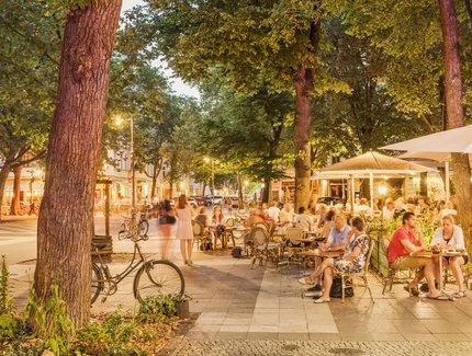 Cafés en la plaza Ludwigkirchplatz de Berlín en verano
