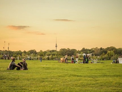 Tempelhofer Feld Berlino di sera