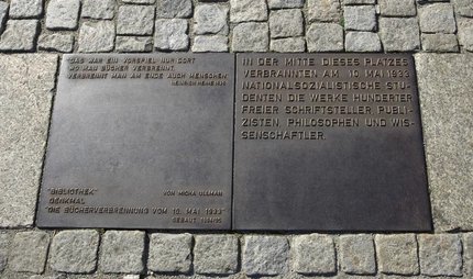 Informationsplatte auf dem Bebelplatz Gedenktafel Bücherverbrennung Bebelplatz