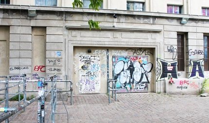 Berghain - die härteste Tür Berlin Eingangsbereich des Berghain Berlin, ein ehemaliges Heizkraftwerk