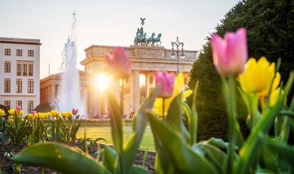 Primavera alla Porta di Brandeburgo a Berlino 