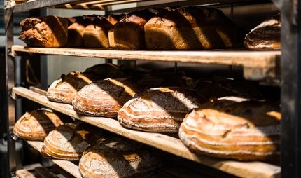 Fertige Brote im Domberger Brot-Werk