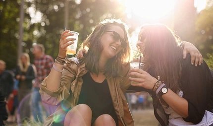 junge Mädchen auf Musikfestival