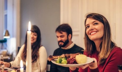 Freundesgruppe beim Gansessen
