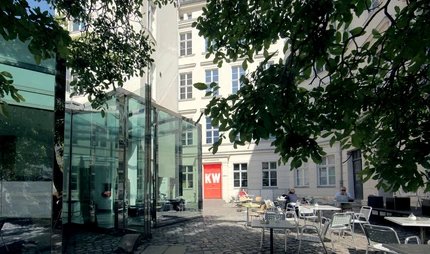 Hof des KW Institute for Contemporary Art mit Café Bravo KW Institute for Contemporary Art - KUNST-WERKE BERLIN e. V.