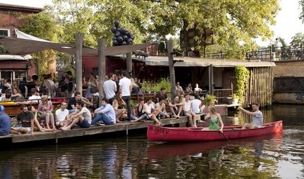 Club der Visionäre Club der Visionäre mit vorbeifahrendem Boot