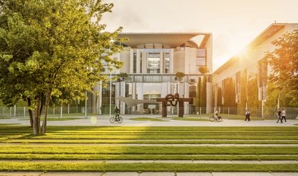 La Chancellerie fédérale à Berlin dans la lumière chaude